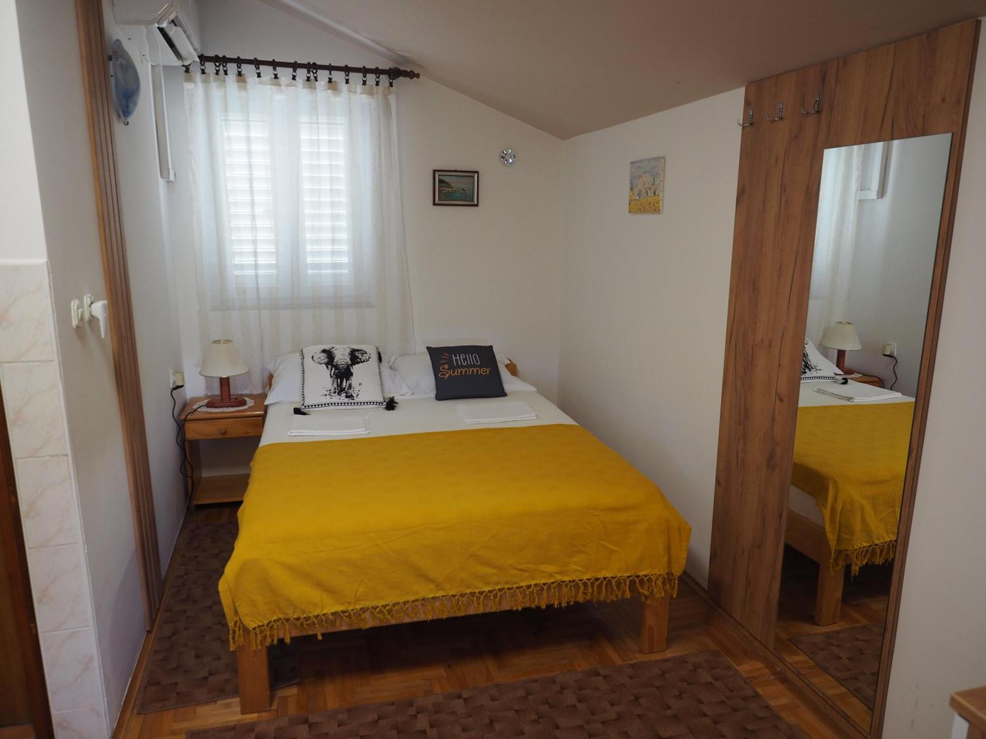 Apartments Miro Kornić Екстериор снимка