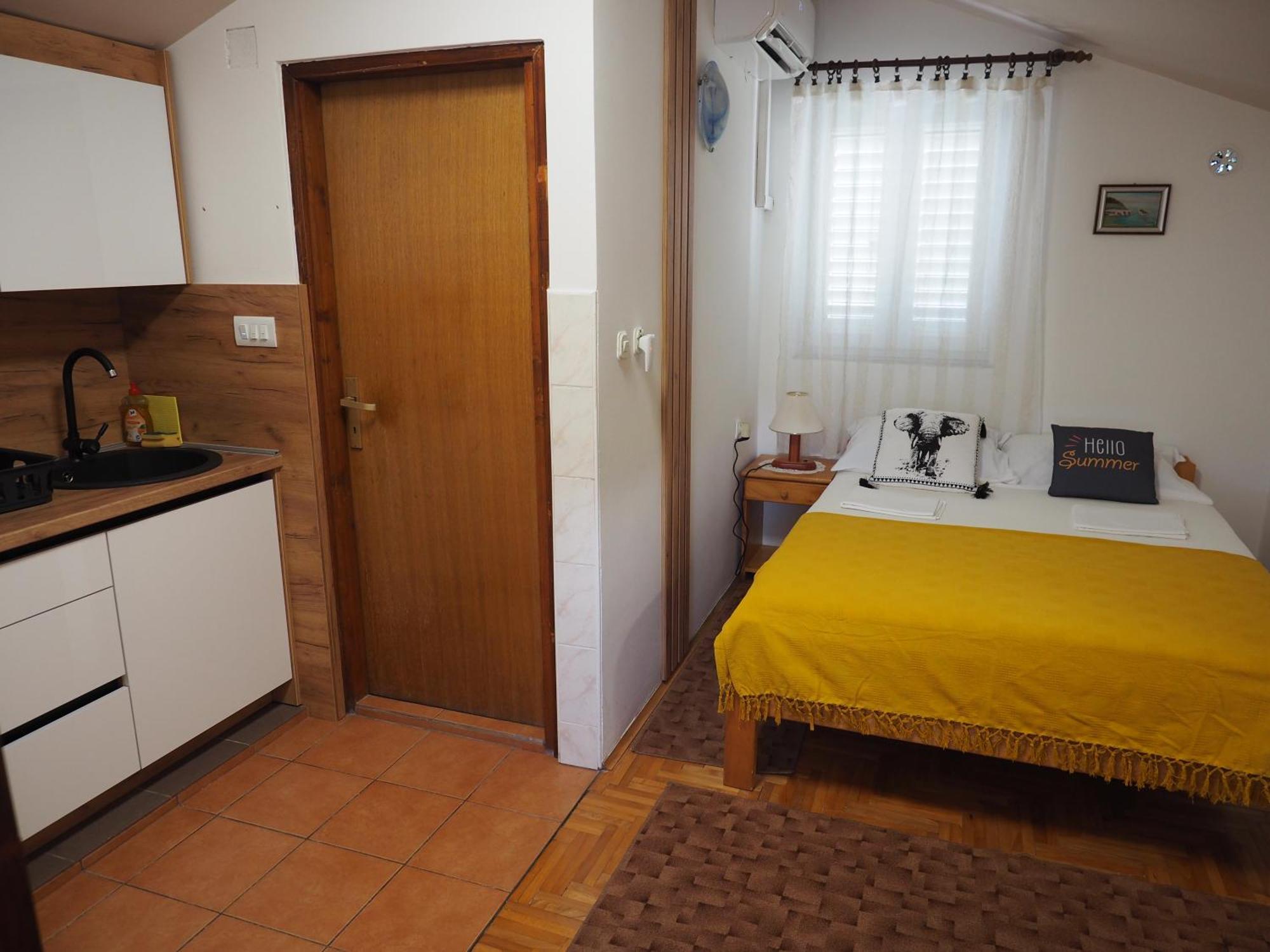 Apartments Miro Kornić Екстериор снимка